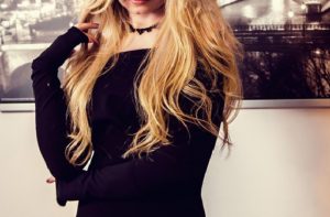 ドラマ「記憶」中井貴一の事務員秘書・ミニスカートの足立初花ってどんな人?